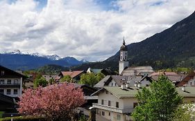 Bunter Hirsch Ferienwohnung im Garmischer Zentrum