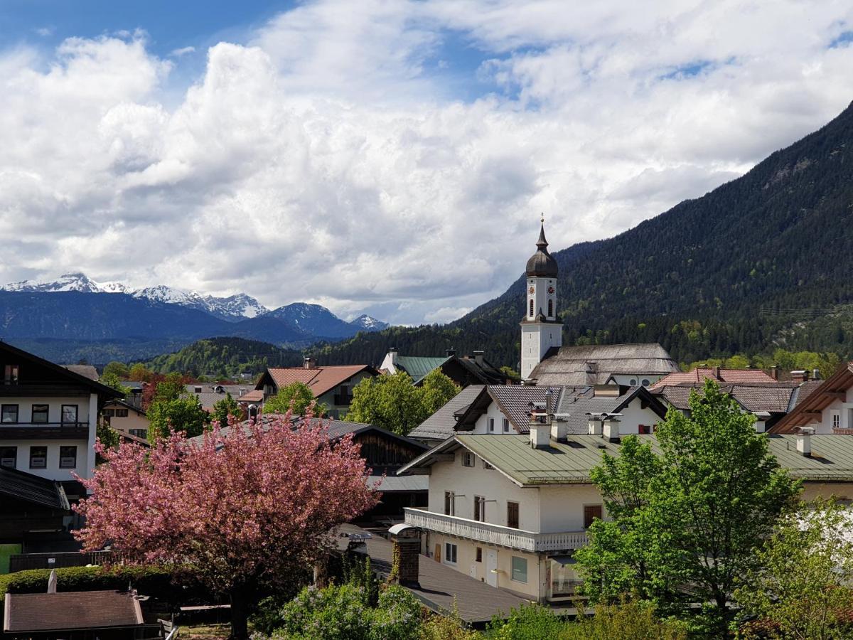 Bunter Hirsch Ferienwohnung im Garmischer Zentrum Exterior foto
